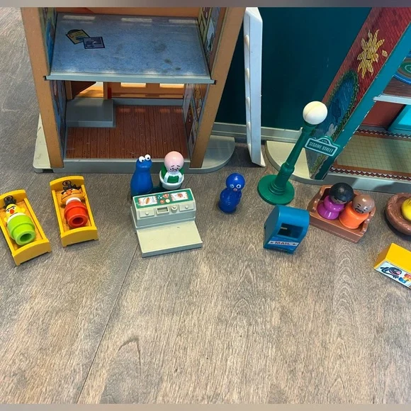 Vintage 1974 Fisher-Price Sesame Street clubhouse with figurines. - Picture 13 of 16